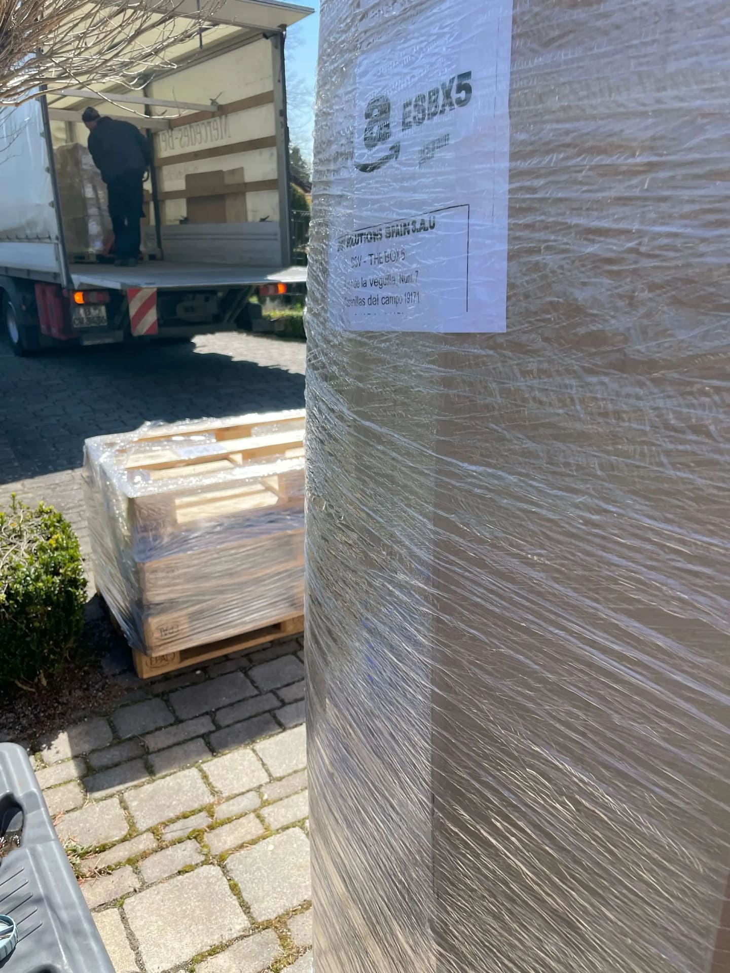 Foto von der Abholung von Retoure Paletten durch die Spedition